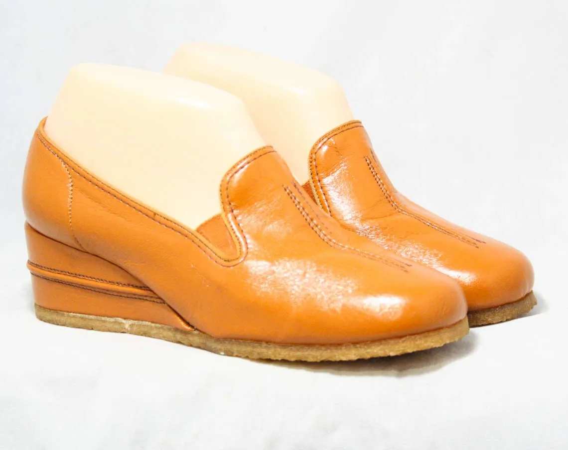 Size 8 Shoes - Unworn Tan 60s Shoe - 1960s Mod Caramel Pumps - Rounded Toe - Top Stitching - Light Brown Wedges - NOS 60's Deadstock